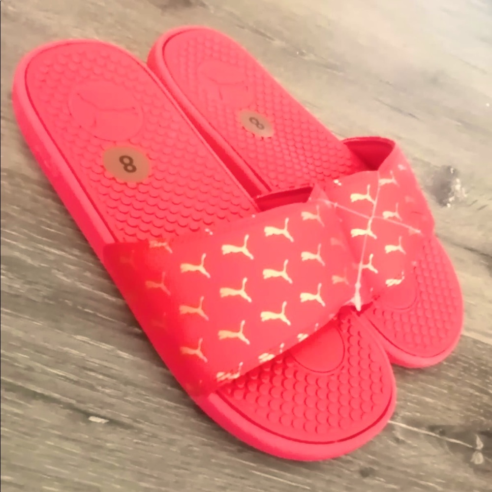 Selling puma flip flops, size 8 and completely new